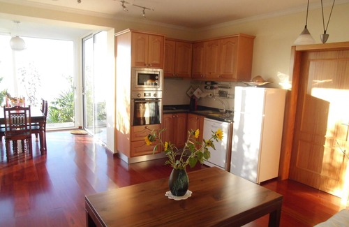 Canhas Apartment | Casa Albatros- with 180 degrees sea view with private garden, entrance and WiFi