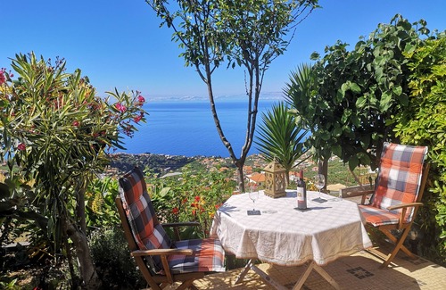 Canhas Apartment | Casa Albatros- with 180 degrees sea view with private garden, entrance and WiFi