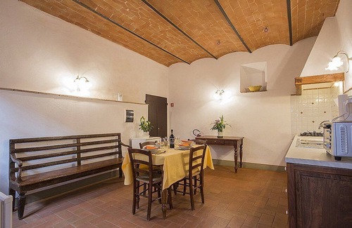 Grassina House | Casa Bonannia G: A bright one-story apartment in the characteristic style of the Tuscan countryside.