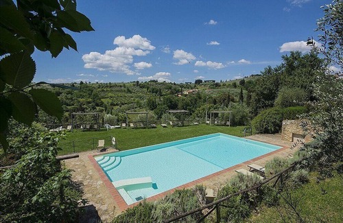 Grassina House | Casa Bonannia G: A bright one-story apartment in the characteristic style of the Tuscan countryside.