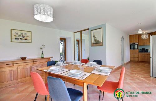 Limerzel House | Casa camelias