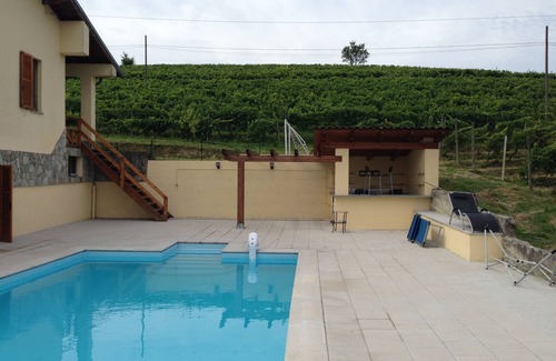 Alice Bel Colle Villa | Casa Carolina - Villa/Pool with Bar, 5 bedrooms, 3 bathrooms, Great For Groups.