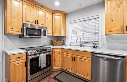 Logan House | Casa Cliffside: Animal Friendly, Mountain Getaway w/Private Balcony