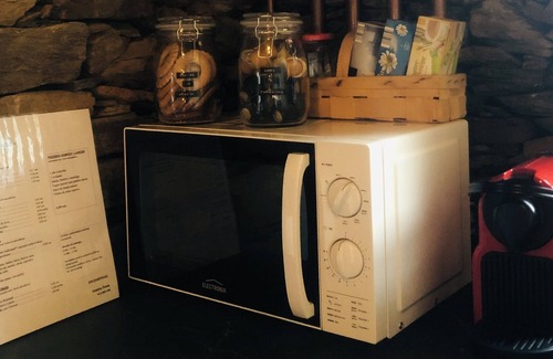 Alvarenga Cottage | Casa da Ribeira- River bank house in magical little village Paradinha