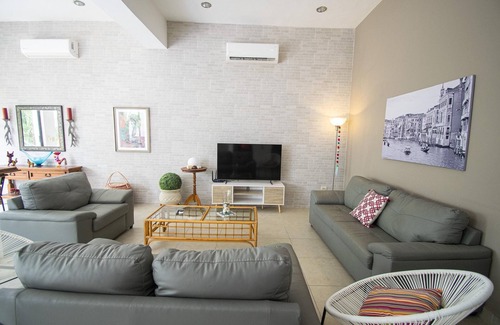 Ferrocarrilera House | Casa de Flamingos * Neighborhood living close to the Malecon