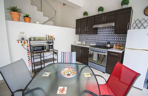 Ferrocarrilera House | Casa de Flamingos * Neighborhood living close to the Malecon