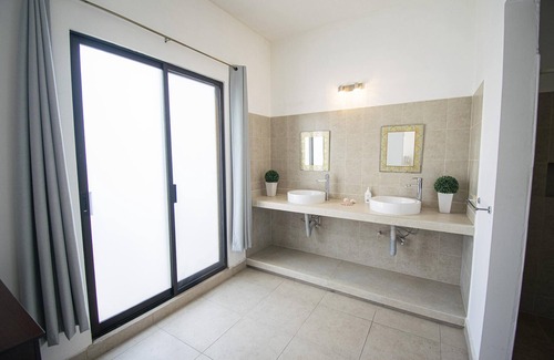 Ferrocarrilera House | Casa de Flamingos * Neighborhood living close to the Malecon