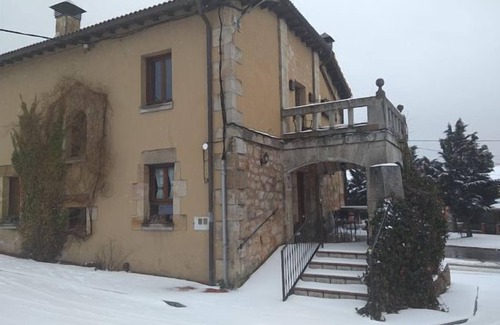 Hontoria del Pinar Cottage | Casa del Médico for 10 people