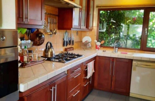 Puerto Varas House | Casa en Altura con Vistas al Lago, Campo y Ciudad Para 9 Personas