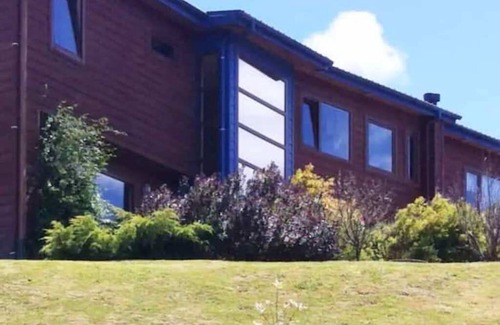 Puerto Varas House | Casa en Altura con Vistas al Lago, Campo y Ciudad Para 9 Personas