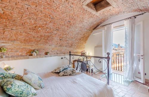 Lucca Historical Center Apartment | Casa La Guardia, a Classic 3 bedrooms