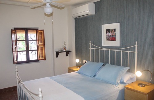 Almedinilla Bed & Breakfast | Casa La Nuez B & B, spacious bathrooms, free WiFi, terrace, swimming pool, garden