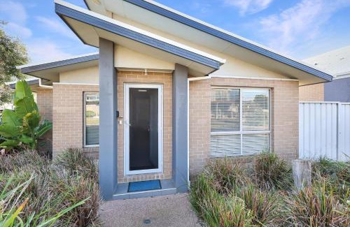 Indented Head House | Casa Laut Family friendly short walk to the beach Pets upon agreement Sleeps 6