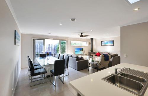 Indented Head House | Casa Laut Family friendly short walk to the beach Pets upon agreement Sleeps 6