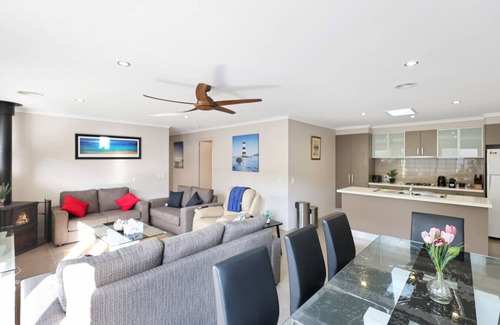Indented Head House | Casa Laut; Sleeps 6, Walk to beach, Family Friendly, Pets welcome