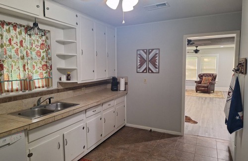 Tomball Cottage | Casa Lynda - a Charming 2-bedroom cottage in the heart of Tomball