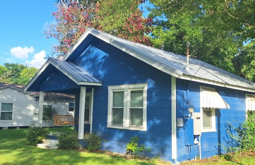Tomball Cottage | Casa Lynda - a Charming 2-bedroom cottage in the heart of Tomball