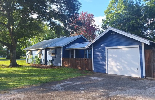 Tomball Cottage | Casa Lynda - a Charming 2-bedroom cottage in the heart of Tomball