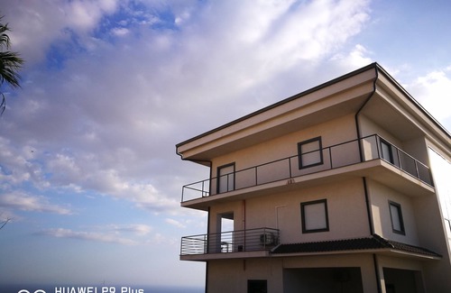 Favara Apartment | Casa Mare e Monti is an independent apartment