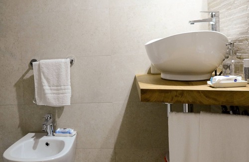 Genga House | Casa Nel Sentiero (holiday home)