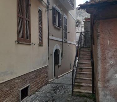 Celano House | Casa nel vicoletto