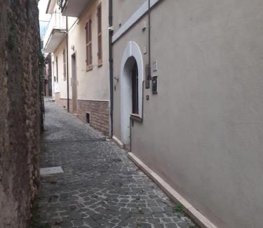 Celano House | Casa nel vicoletto