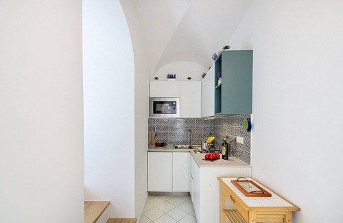 Praiano House | Casa Ondiva: A graceful two-story independent house which faces the sun and the sea.