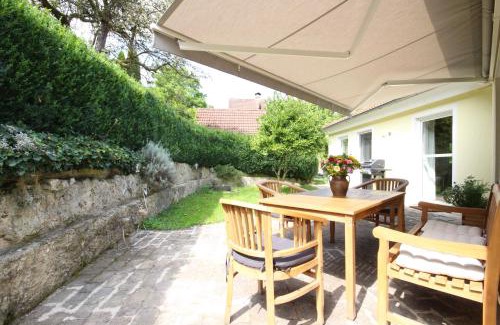 Unterleinleiter House | Casa-Philipp, mediterrane, lichtdurchflutete, stilvolle Ruhe-Oase, ebenerdig, barrierefrei, mit Garten, Terrasse, Grill und Sauna im Naturparadies Fränkische Schweiz