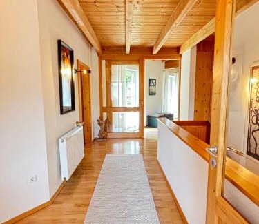 Unterleinleiter House | Casa-Philipp, mediterrane, lichtdurchflutete, stilvolle Ruhe-Oase, ebenerdig, barrierefrei, mit Garten, Terrasse, Grill und Sauna im Naturparadies Fränkische Schweiz