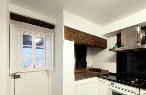 Porto Moniz House | Casa Rústica do Século XIX com Vista Deslumbrante Sobre o mar e Serra