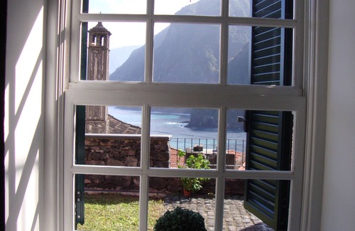 Porto Moniz House | Casa Rústica do Século XIX com Vista Deslumbrante Sobre o mar e Serra