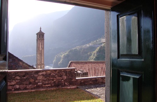 Porto Moniz House | Casa Rústica do Século XIX com Vista Deslumbrante Sobre o mar e Serra