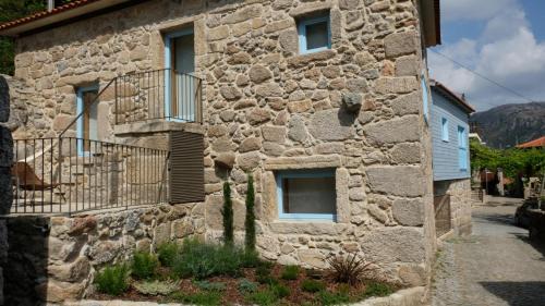 Campo de Gerez House | Casa Tritão