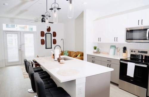 Milwood House | Casita Cactus | King Suite near Domain | with Pool