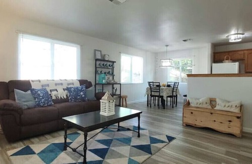 Lake Isabella Cottage | Casita Isa is located 1 mile from the Lake!