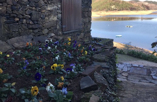 Nossa Senhora do Pranto House | Castelo de Bode - House by the water
