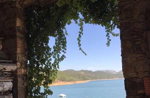 Nossa Senhora do Pranto House | Castelo de Bode - House by the water