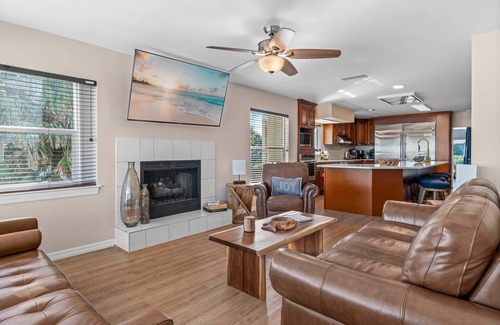 Painters Hill House | Castle, 2 mstrs, Pvt Pickleball, htd Pool/SPA, mini-golf, fish, dock, ping pong