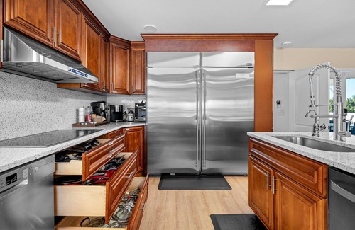 Painters Hill House | Castle, 2 mstrs, Pvt Pickleball, htd Pool/SPA, mini-golf, fish, dock, ping pong