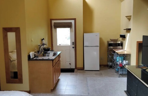 Cottage Lake Apartment | Castle Apt. Redmond/Woodinville, King Queen with AC, WiFi, close to everything