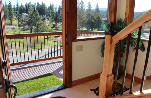 Mountain View Estates House | Castle-Cabin a Custom Vacation Home - Brand New.nn