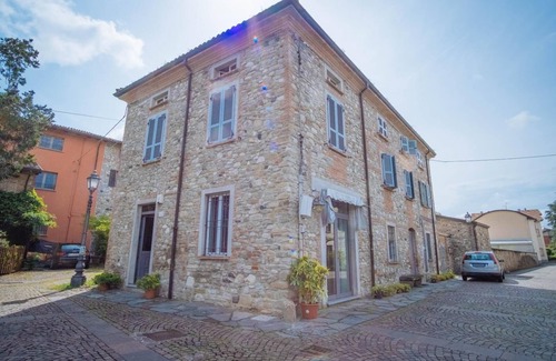 Vigolzone Apartment | Castle View Apartment