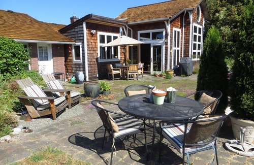 Northwest Bellevue House | Casually Elegant View Home Perfect For Relocating Family or during a remodel.