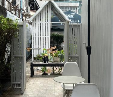 Bang Lamphu Lang House | Cat in the box homestay