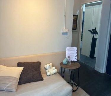 Bang Lamphu Lang House | Cat in the box homestay