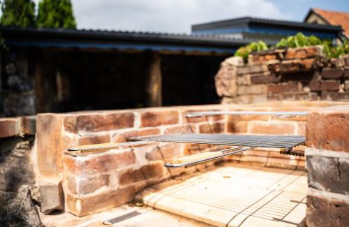 Pisz House | Cat Stone