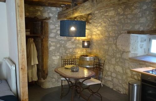 Valeilles Apartment | Cave Le Vieux Manoir