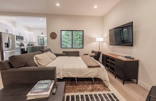 Snoqualmie Pass House | Cedar Chalet Powder Days & Firelit Nights: Ski-in, Ski-out. SNOWSHOES INCLUDED!