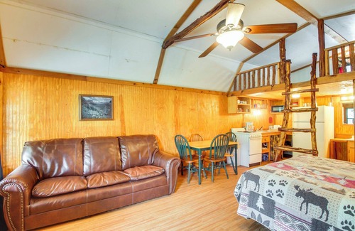 Davis Apartment | Cedar Falls Cabin 2: Family Getaway By Honey Creek