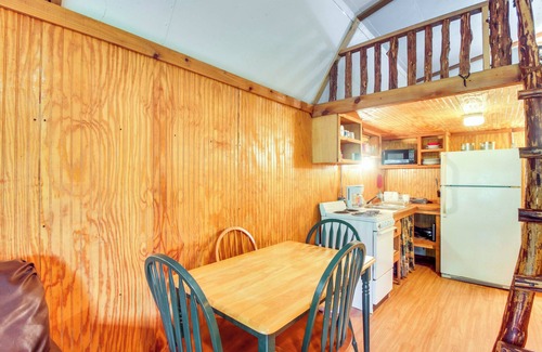 Davis Apartment | Cedar Falls Cabin 2: Family Getaway By Honey Creek